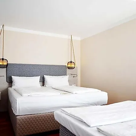 מלון Safranberg & Sauna 3*
